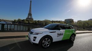 Photographie d'un véhicule autonome Valeo Drive4U à Paris en 2019.
